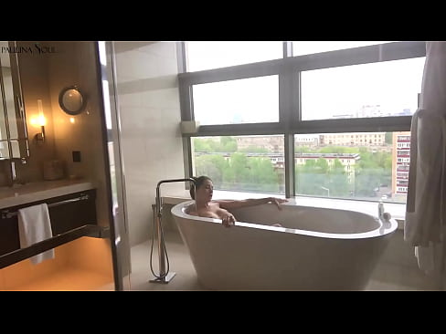 ❤️ Napakalaking babe madamdamin jerking off ang kanyang puki sa banyo ☑ Just porn sa amin